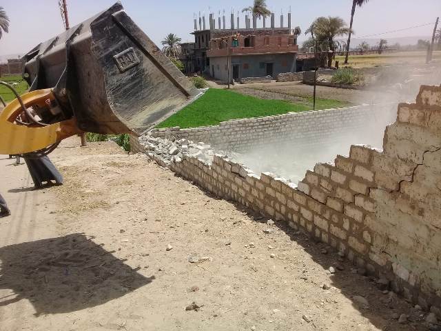 إزالة حالات تعدي على أراضي زراعية وأملاك دولة خلال حملات مكبرة بمراكز وقرى أسيوط