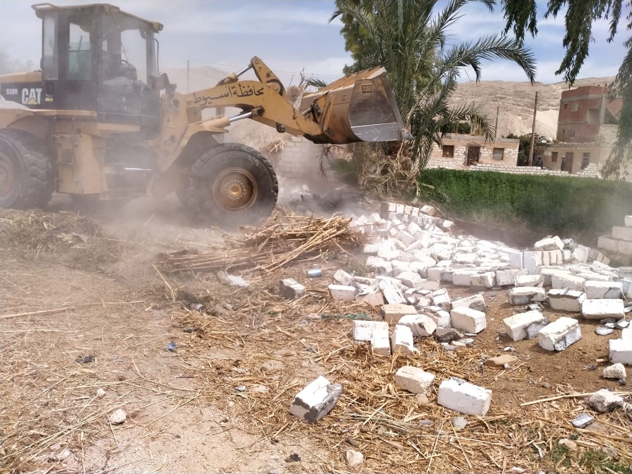 إزالة حالات تعدي على أراضي زراعية وأملاك دولة خلال حملات مكبرة بمراكز وقرى أسيوط