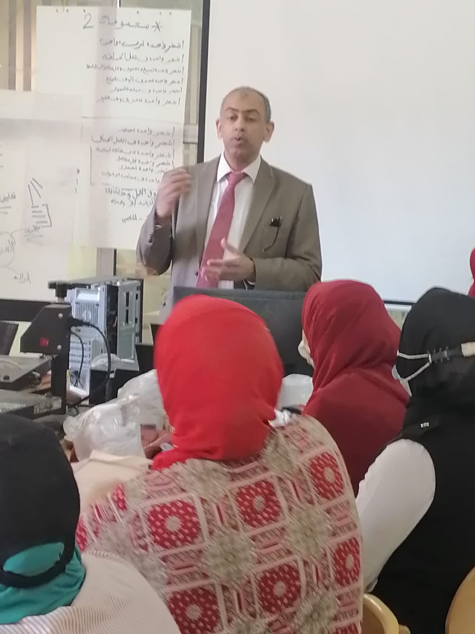 سعفان يتابع تدريب 115 علي مهنتي التفصيل والطباعة بسوهاج... صور