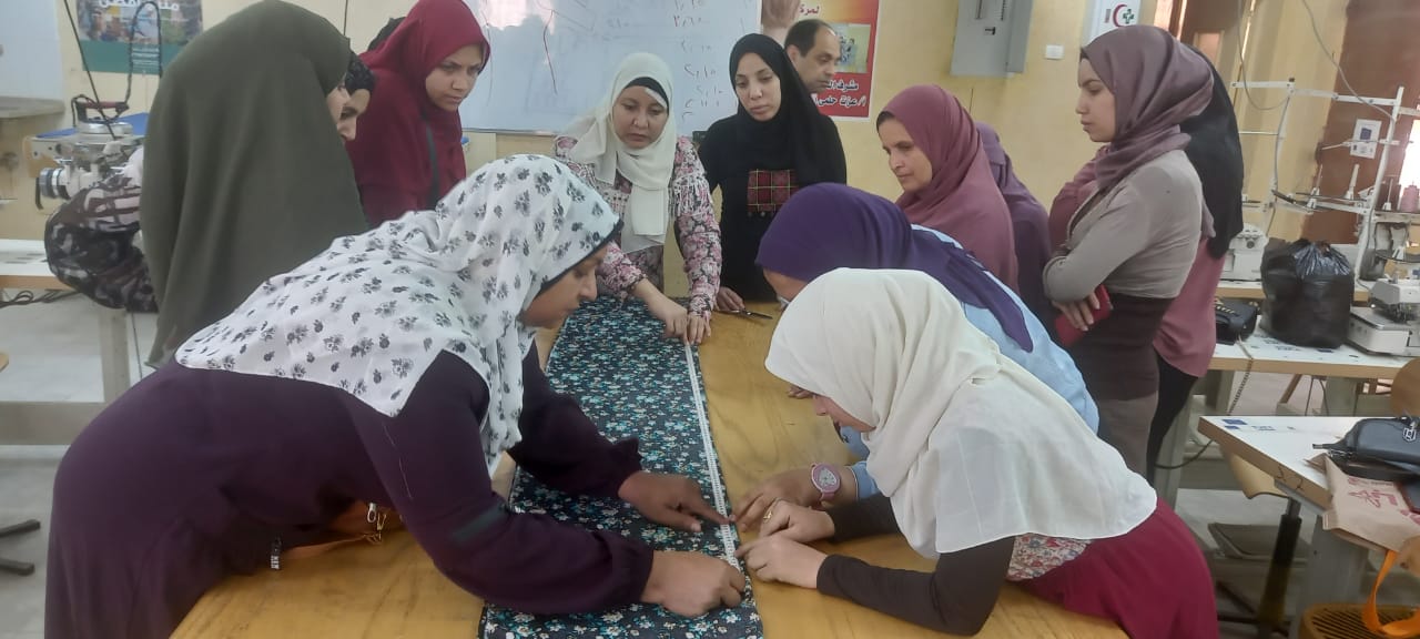 سعفان يتابع تدريب 115 علي مهنتي التفصيل والطباعة بسوهاج... صور