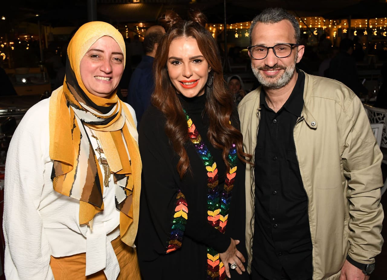 دنيا عبدالعزيز تحتفل مع نجوم زقاق المدق على ضفاف النيل.. صور