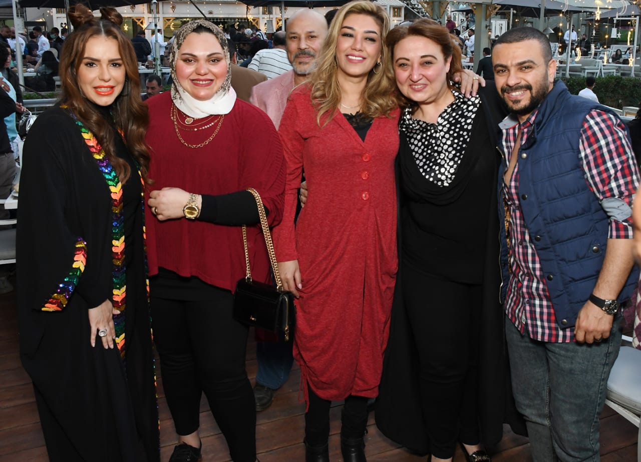 دنيا عبدالعزيز تحتفل مع نجوم زقاق المدق على ضفاف النيل.. صور