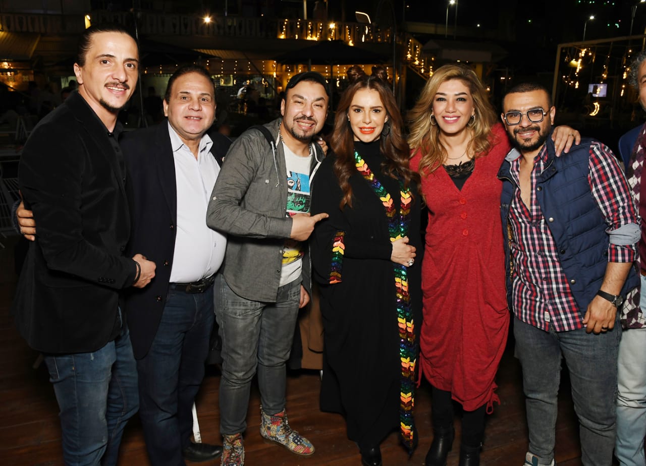 دنيا عبدالعزيز تحتفل مع نجوم زقاق المدق على ضفاف النيل.. صور