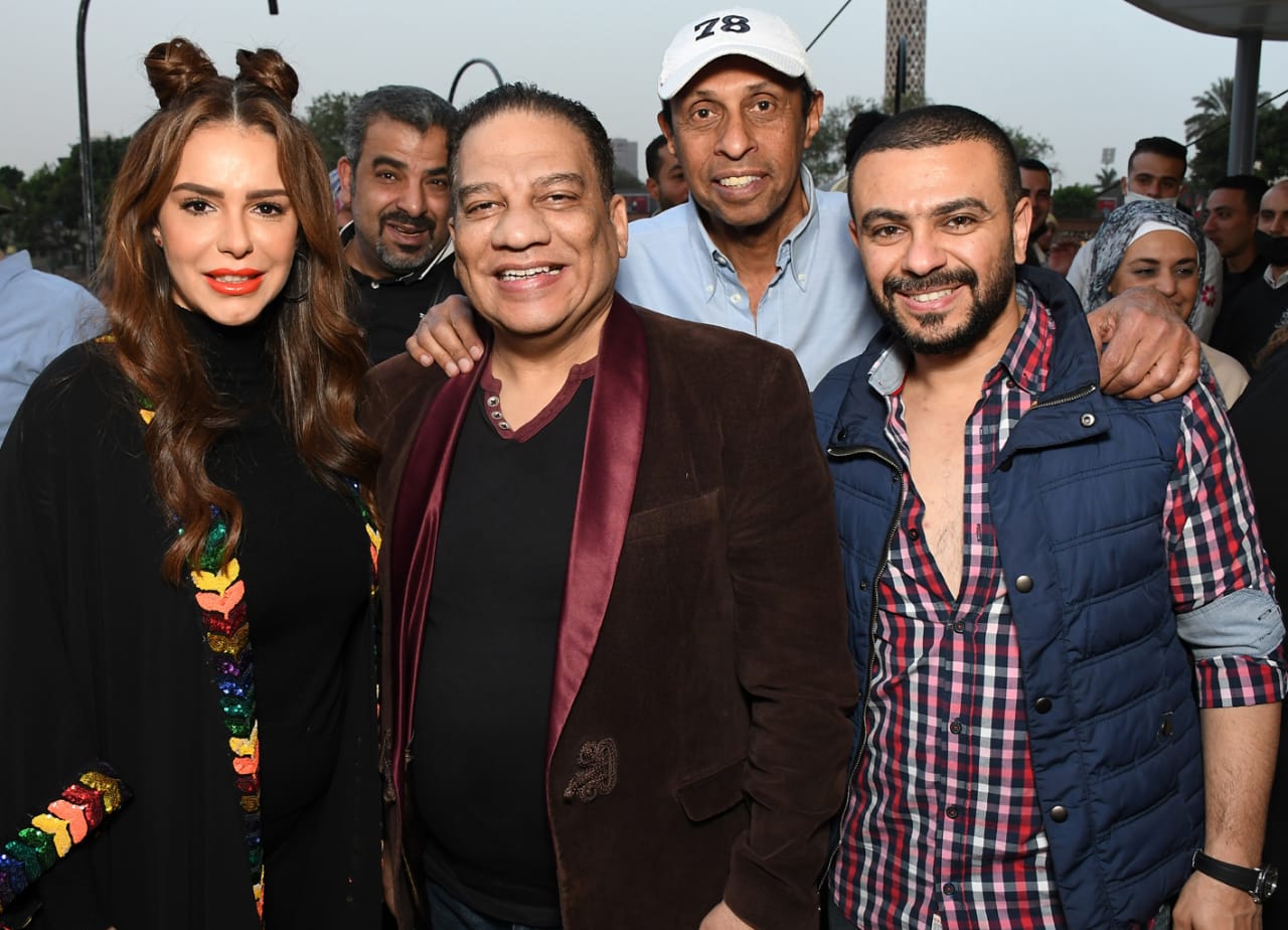 دنيا عبدالعزيز تحتفل مع نجوم زقاق المدق على ضفاف النيل.. صور