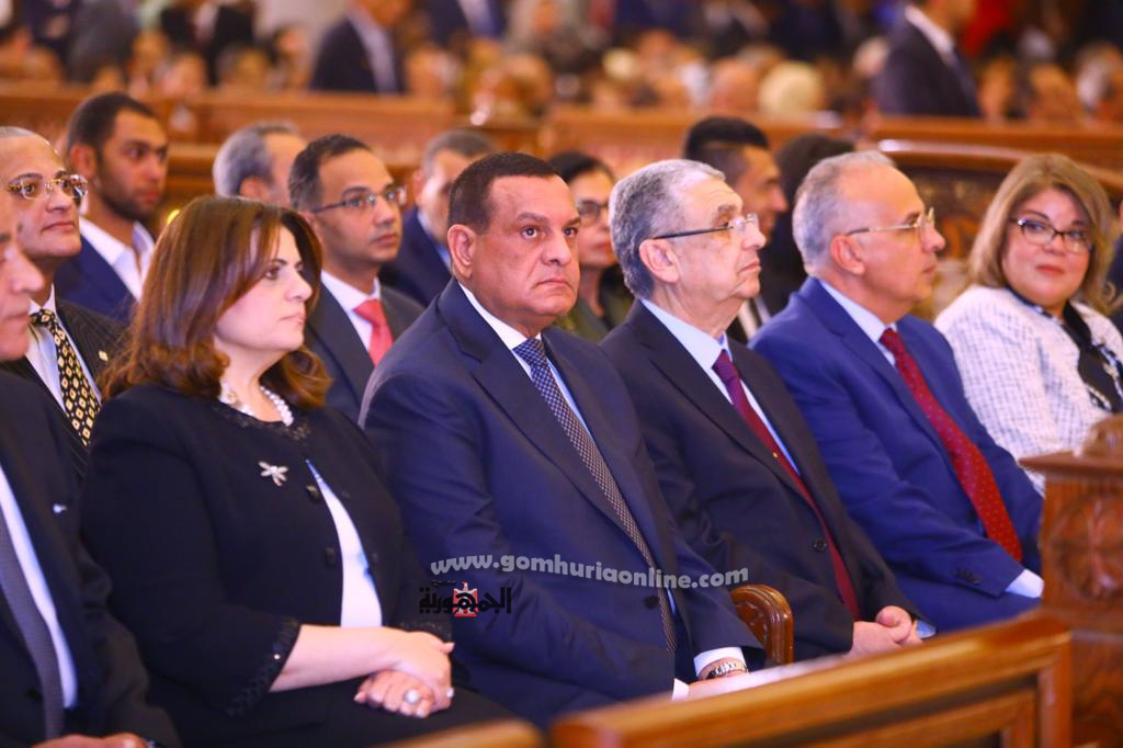وزير التنمية المحلية يزور الكاتدرائية المرقسية بالعباسية