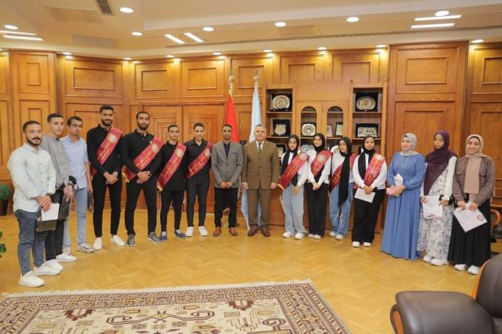 رئيس جامعة السويس يكرم الفائزين بالمسابقات الرمضانية لأسرة طلاب 