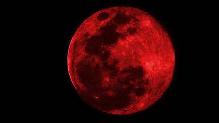 القمر الاحمر الدموى 