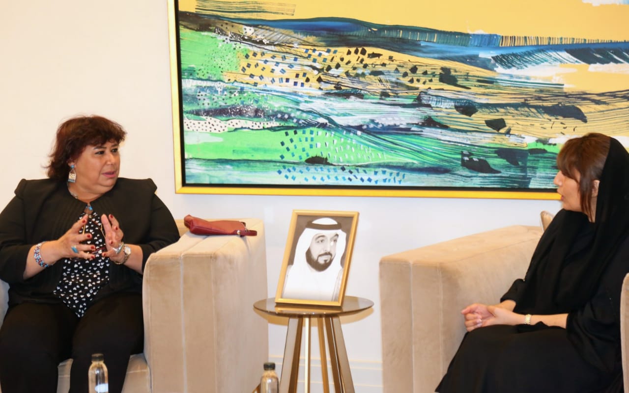 وزيرة الثقافة تقدم واجب العزاء فى وفاة الشيخ خليفة بن زايد رئيس دولة الامارات   