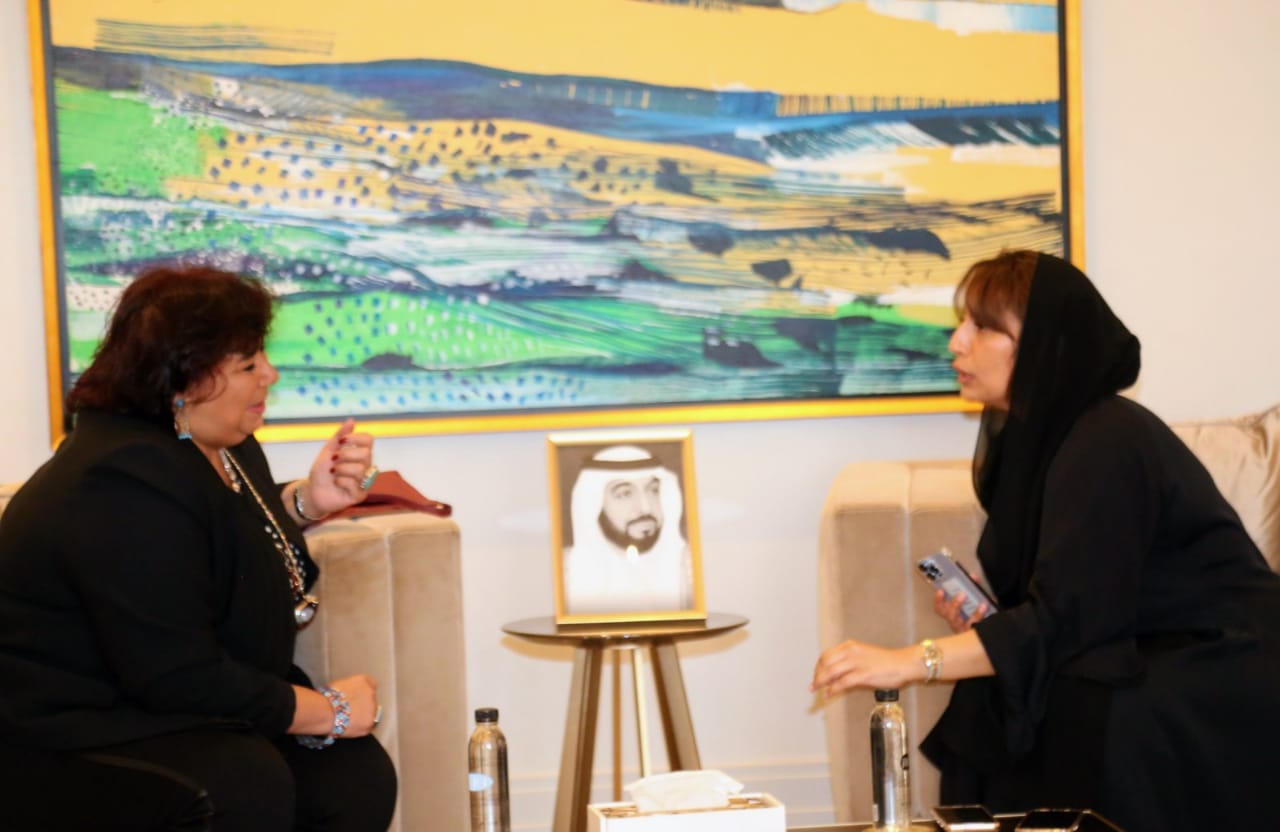 وزيرة الثقافة تقدم واجب العزاء فى وفاة الشيخ خليفة بن زايد رئيس دولة الامارات   