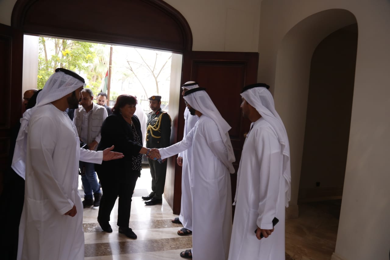 وزيرة الثقافة تقدم واجب العزاء فى وفاة الشيخ خليفة بن زايد رئيس دولة الامارات   