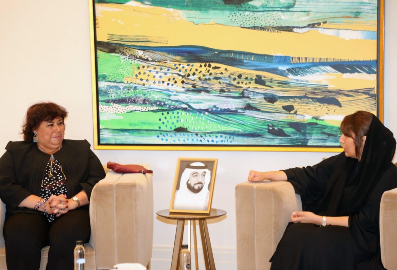 وزيرة الثقافة تقدم واجب العزاء فى وفاة الشيخ خليفة بن زايد رئيس دولة الامارات   
