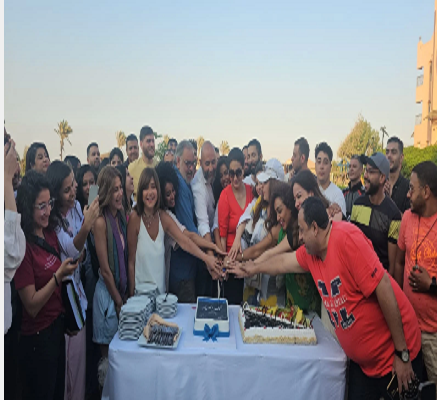 وفاء عامر وأسرة الفيلم 