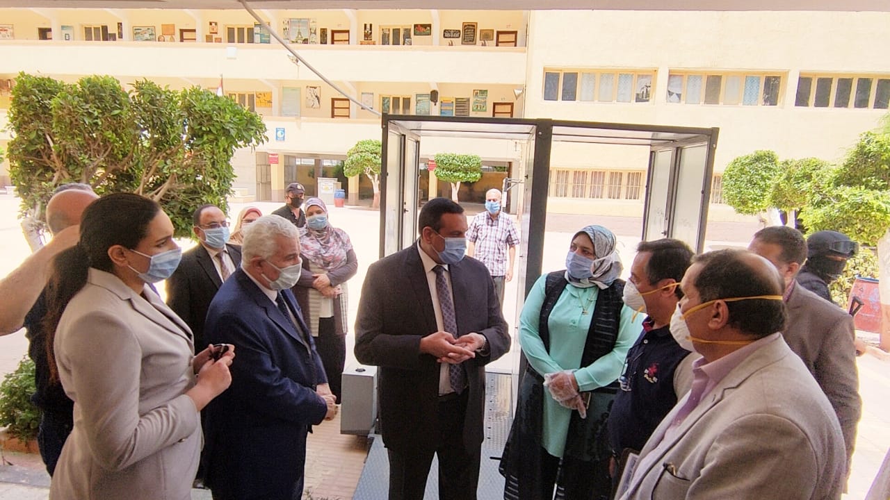 محافظ البحيرة يتفقد لجان الثانوية العامة بدمنهور.صور