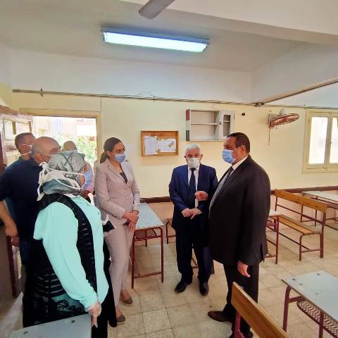 محافظ البحيرة يتفقد لجان الثانوية العامة بدمنهور.صور