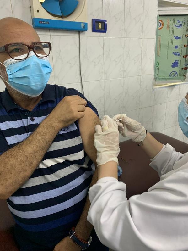 محرر  عقيدتي يتناول الجرعة الأولي من اللقاح