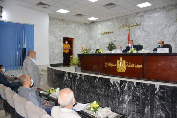 محافظ سوهاج يسلم 13 شيك وعقدين بنظام الإقراض المباشر لدعم المشروعات الصغيرة 