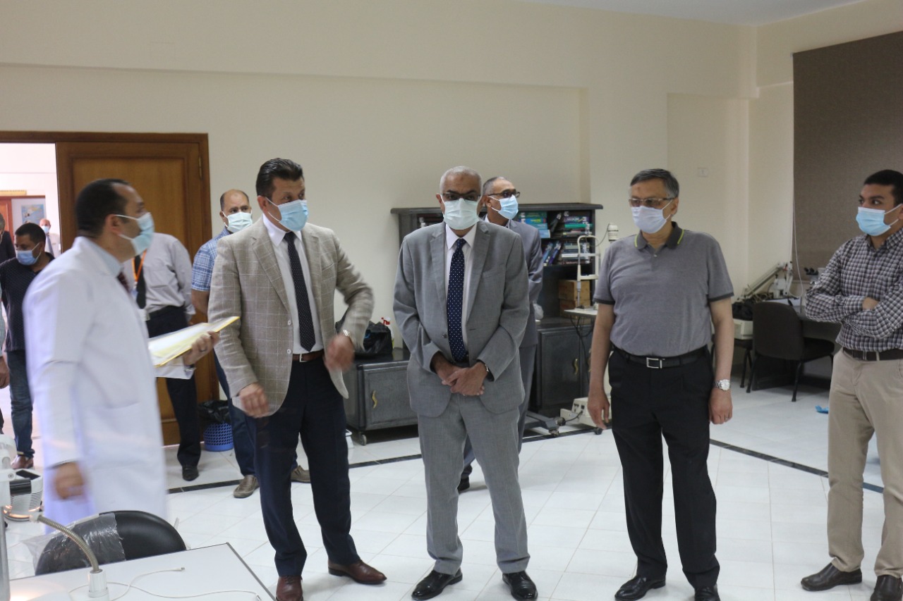 رئيس جامعة المنصورة يتفقد مراحل التطوير والتجهيز بالمستشفيات
