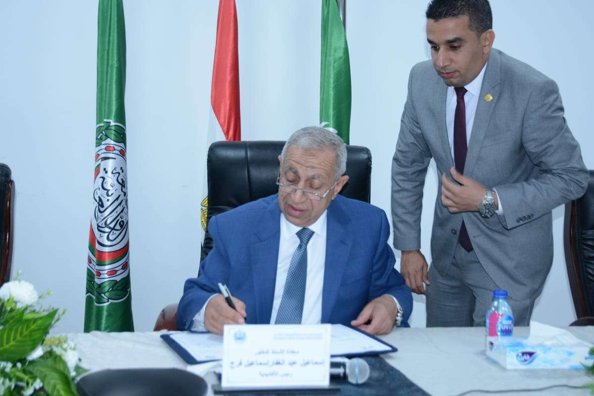 إتفاقية تعاون علمي وتقني بين الأكاديمية العربية والمركز القومي للبحوث 