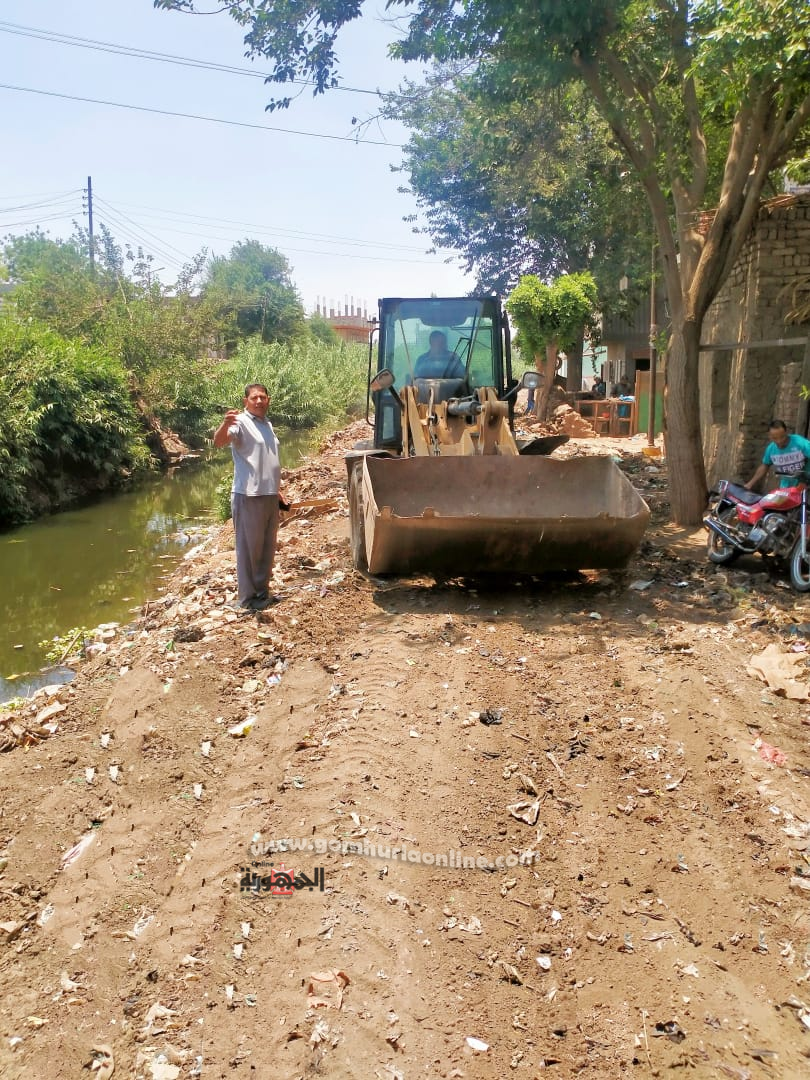 رئيس مدينة أشمون يتابع رفع ناتج التطهير من أمام تجمع سكنى فتيح بالوحدة المحلية بجريس 
