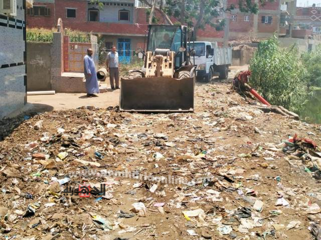 رئيس مدينة أشمون يتابع رفع ناتج التطهير من أمام تجمع سكنى فتيح بالوحدة المحلية بجريس 