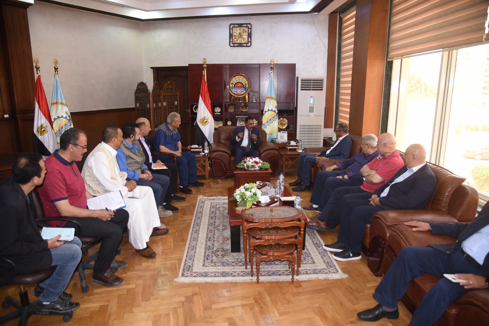 محافظ مطروح يناقش مع لجنة وزارة الإسكان زيادة  ضخ المياه لمطروح