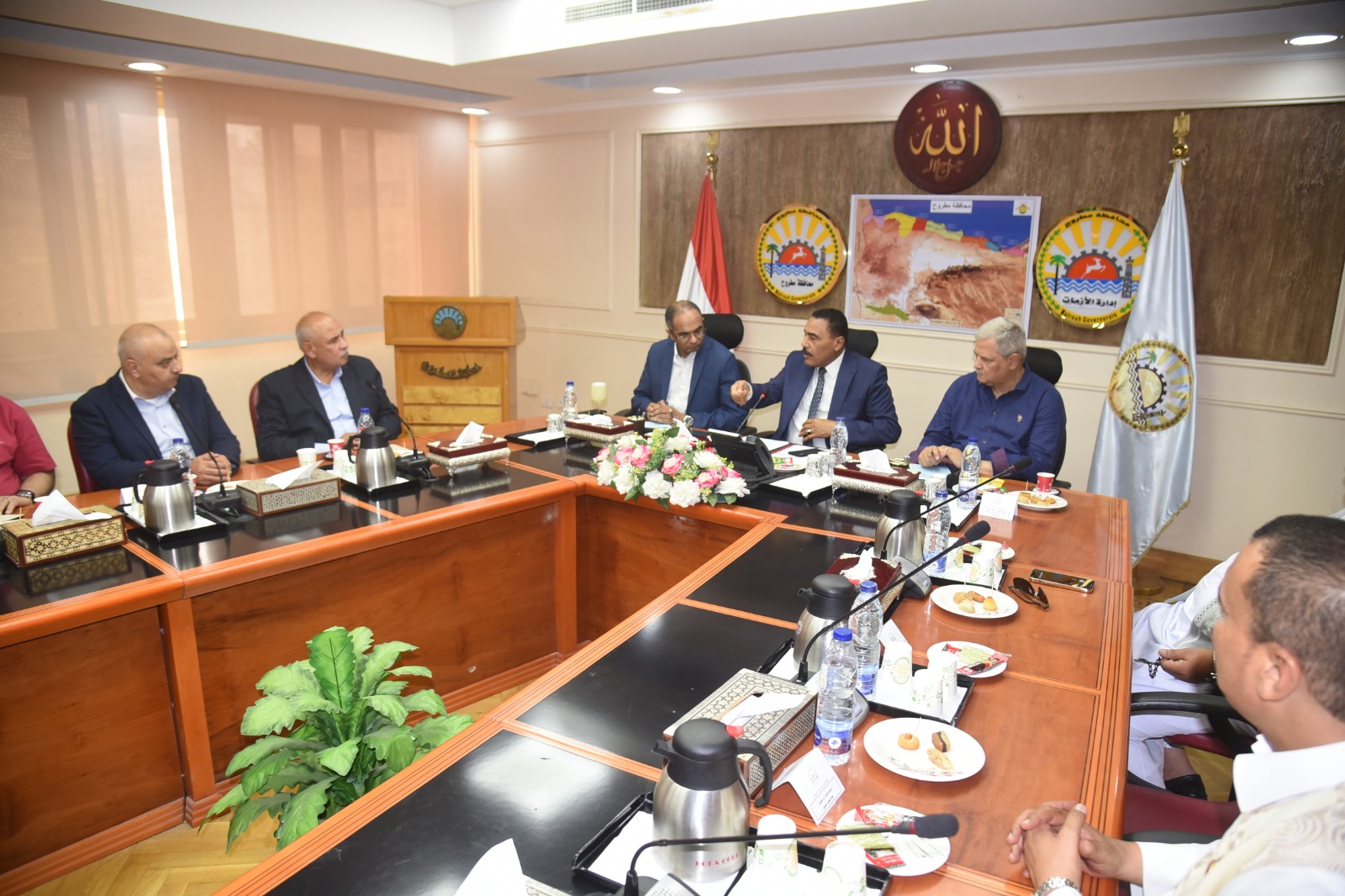 محافظ مطروح يناقش مع لجنة وزارة الإسكان زيادة  ضخ المياه لمطروح