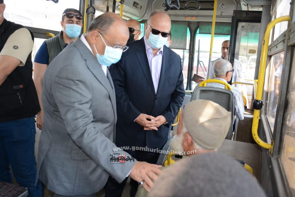 وزير التنمية المحلية أثناء تأكده من الركاب بإلتزام السائقين بالتعريفة الجديدة