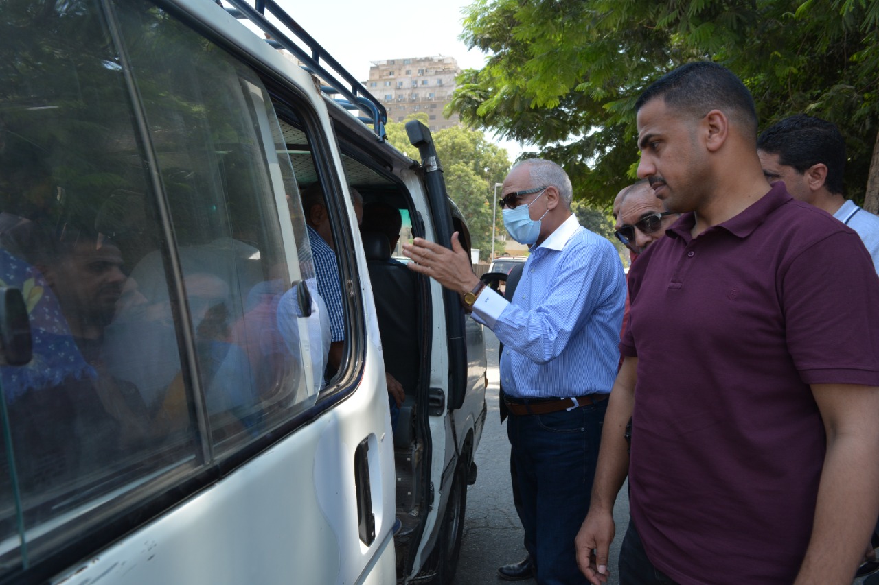 محافظ الجيزة يستوقف سيارات السرفيس والنقل الجماعي بشارع أحمد عرابي للتأكد من المواطنين عن الأجرة المحصلة