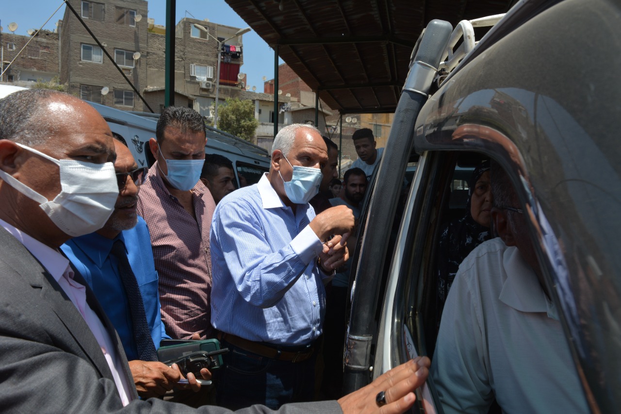 محافظ الجيزة يستوقف سيارات السرفيس والنقل الجماعي بشارع أحمد عرابي للتأكد من المواطنين عن الأجرة المحصلة