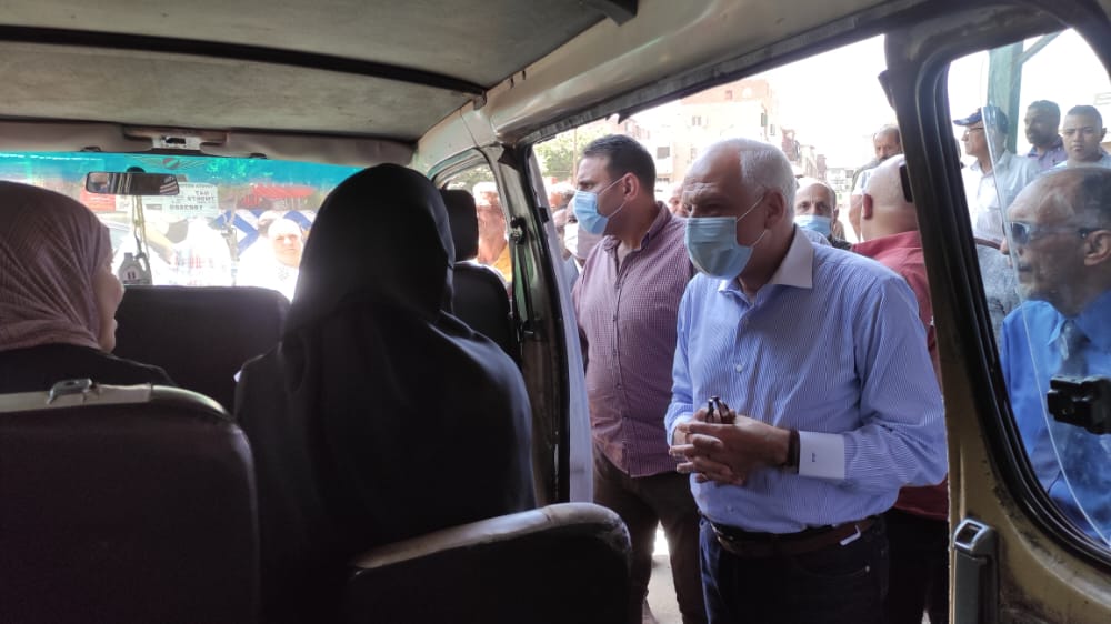 محافظ الجيزة يستوقف سيارات السرفيس والنقل الجماعي بشارع أحمد عرابي للتأكد من المواطنين عن الأجرة المحصلة