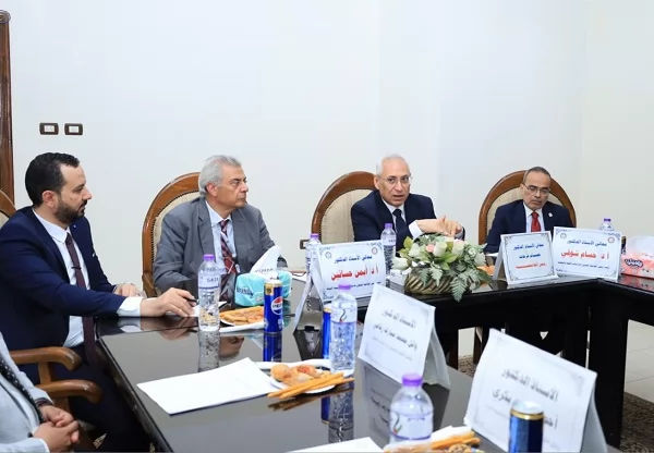 رئيس جامعة المنيا يتفقد مستشفى طب الاسنان