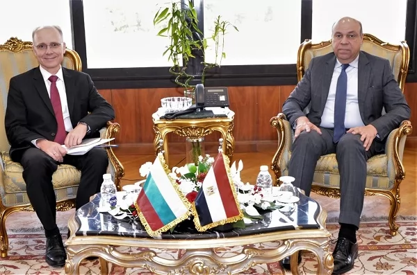 وزير الطيران يبحث مع سفير بلغاريا تعزيز التعاون في النقل الجوي