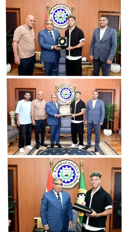 يكرم أمام عاشور ابن السنبلاوين ويهدى درع المحافظة