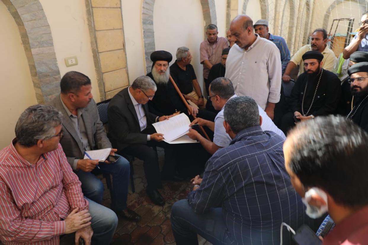 محافظ المنيا يتفقد كنيسة الانبا بيشوى بعد السيطرة على الحريق
