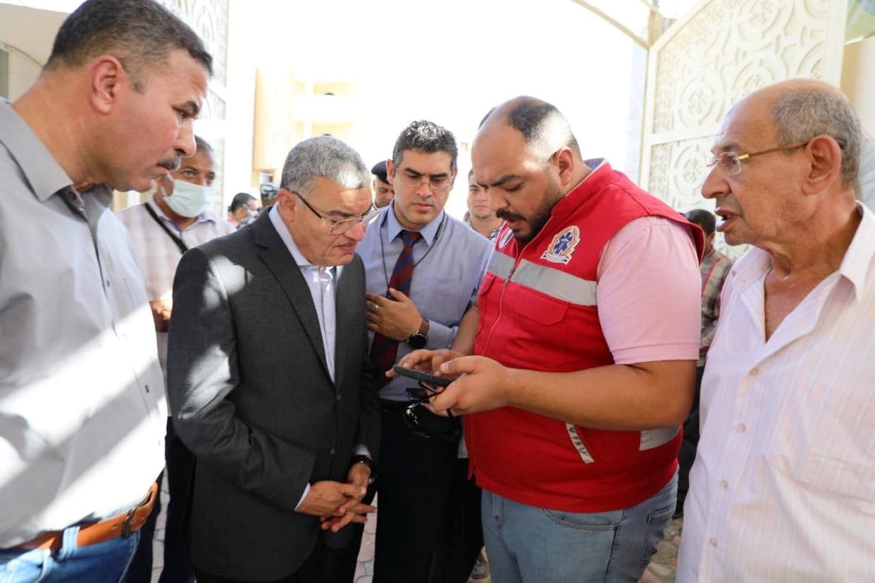 محافظ المنيا يتفقد كنيسة الانبا بيشوى بعد السيطرة على الحريق