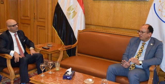 تفاصيل اجتماع رئيس جامعة حلوان والملحق الثقافى للمملكة الأردن