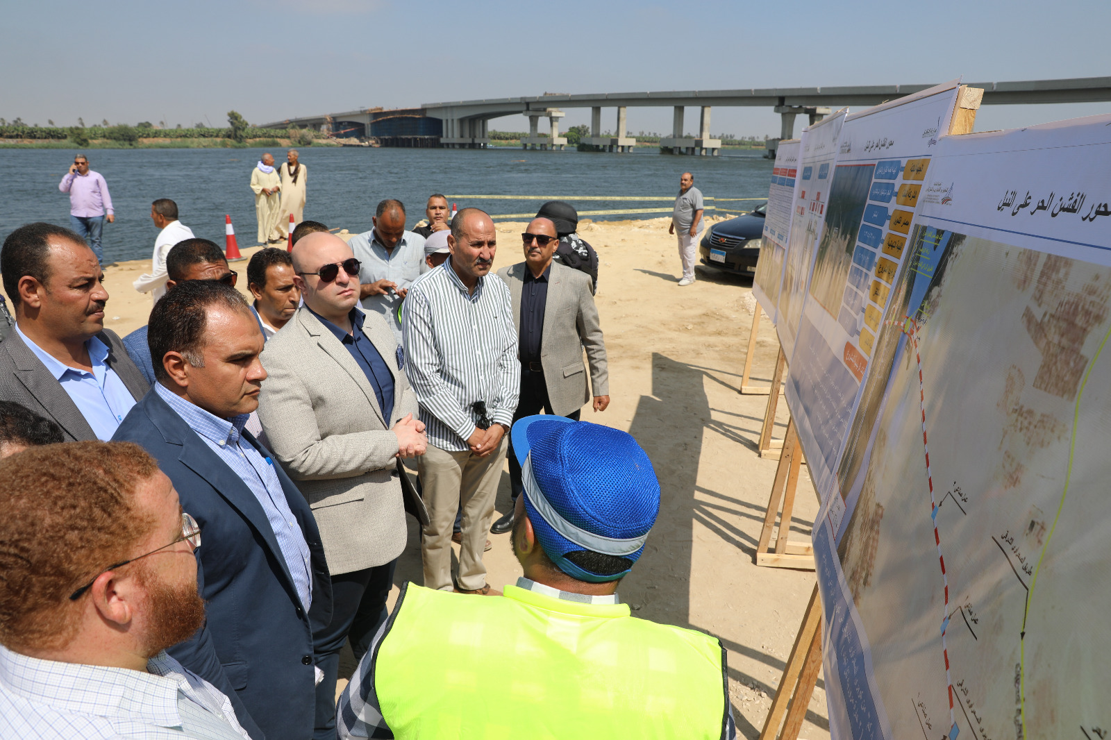 محافظ بني سويف يتابع سير الأعمال بمحور الفشن  على النيل 