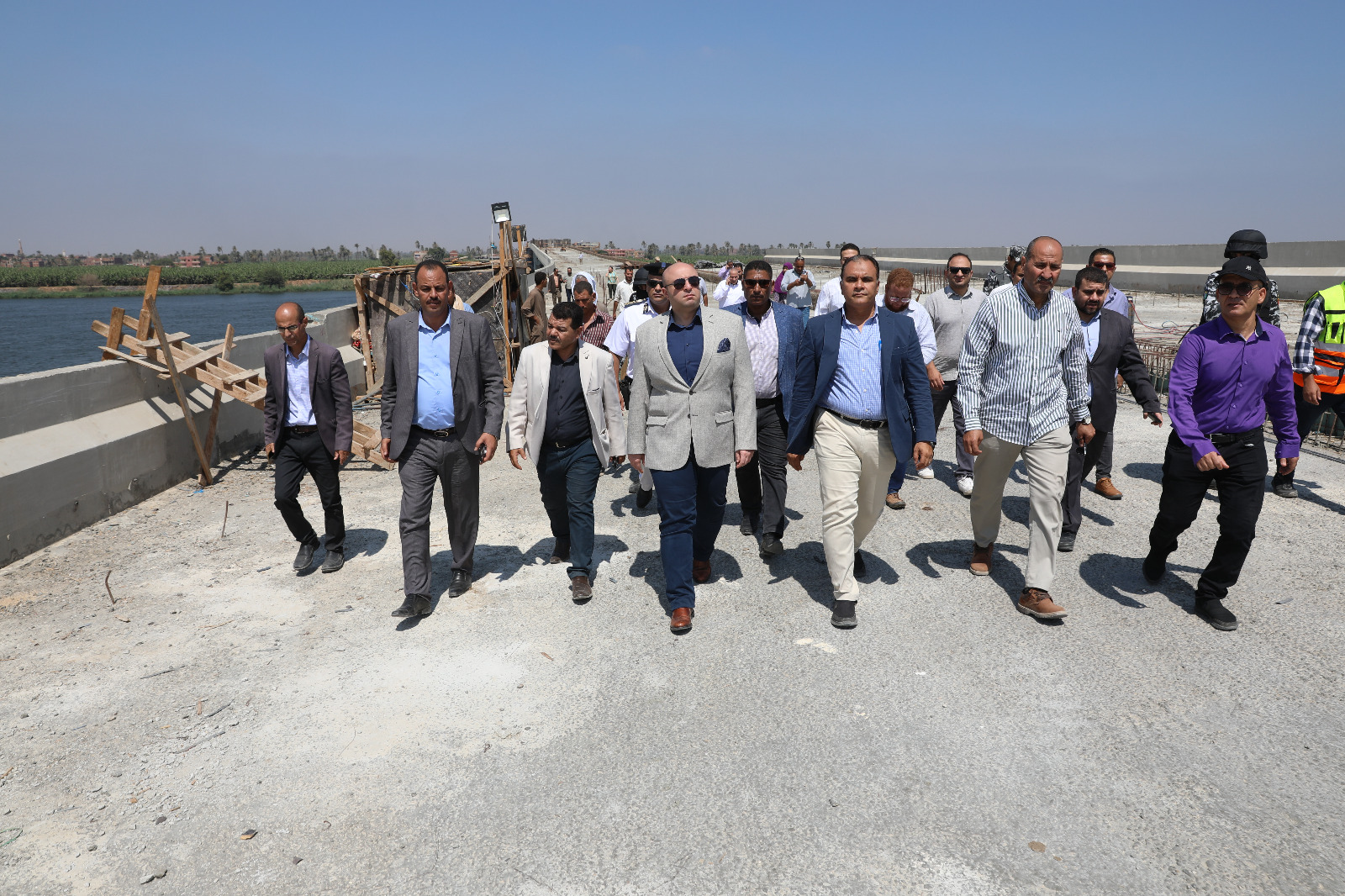محافظ بني سويف يتابع سير الأعمال بمحور الفشن  على النيل 