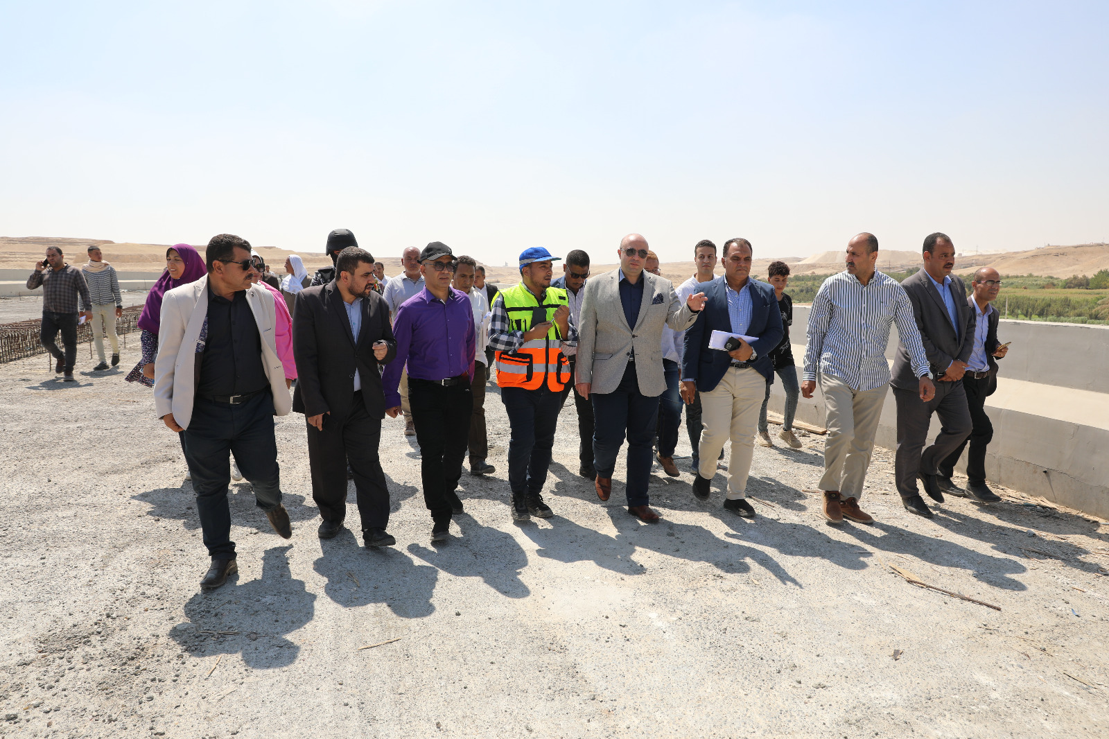 محافظ بني سويف يتابع سير الأعمال بمحور الفشن  على النيل 