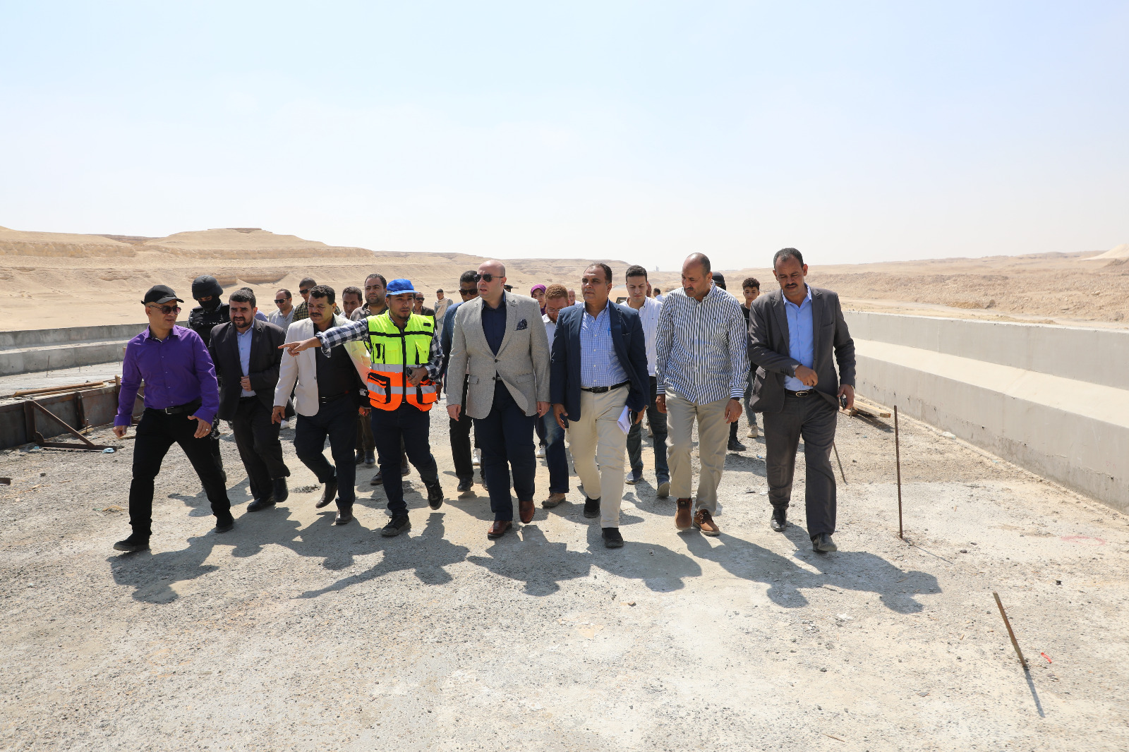 محافظ بني سويف يتابع سير الأعمال بمحور الفشن  على النيل 