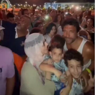 حسن الرداد يلتقط الصور مع جمهوره 