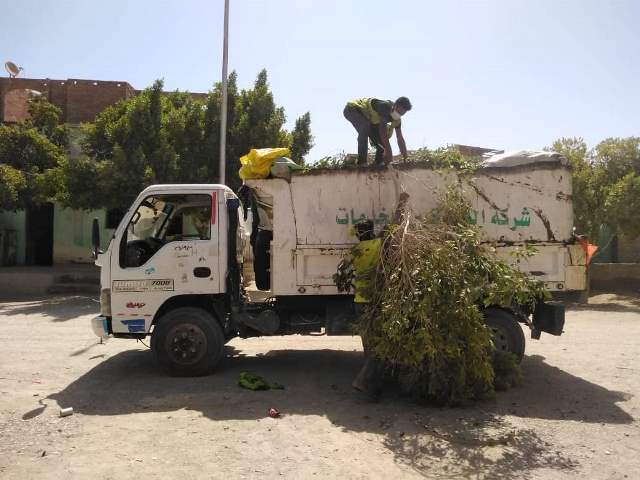 رفع المخلفات والصيانة الدورية لاعمدة الإنارة بشوارع القصير