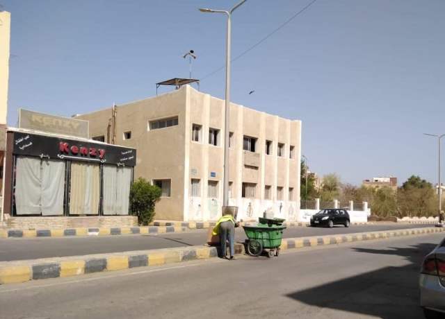 رفع المخلفات والصيانة الدورية لاعمدة الإنارة بشوارع القصير