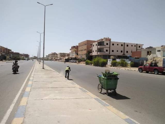 رفع المخلفات والصيانة الدورية لاعمدة الإنارة بشوارع القصير