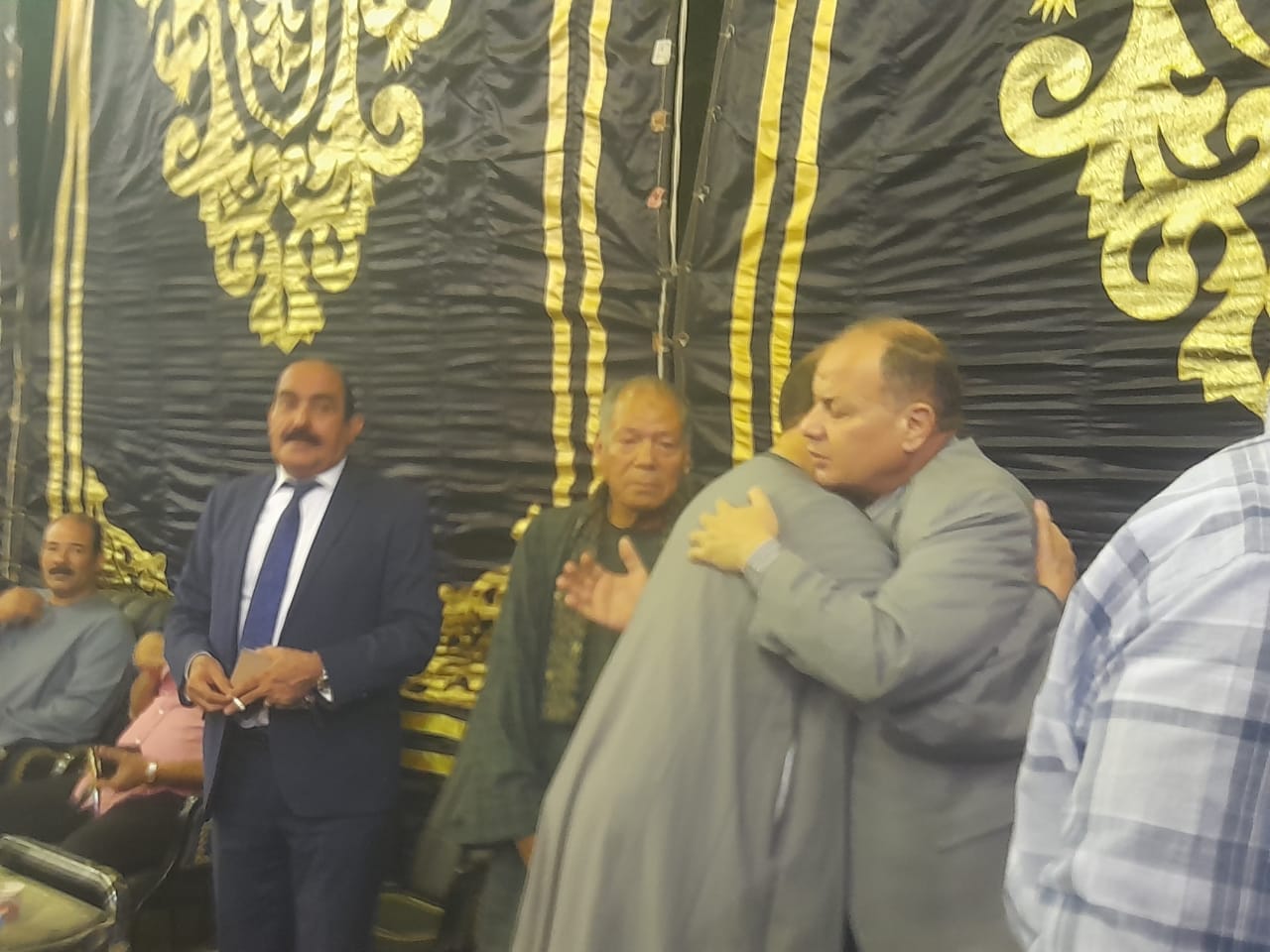محافظ أسيوط يقدم العزاء فى والد النائبة 