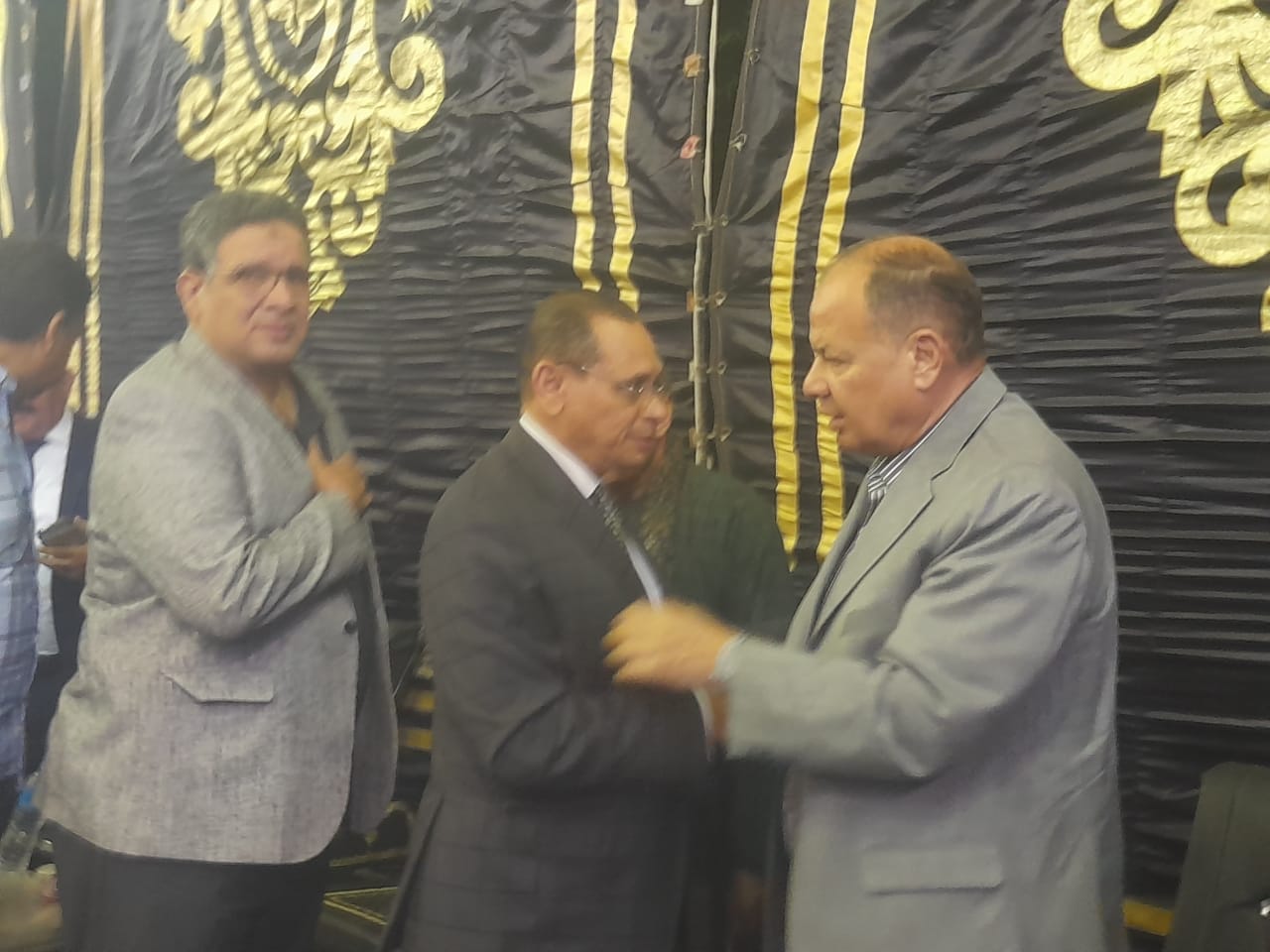محافظ أسيوط يقدم العزاء فى والد النائبة 