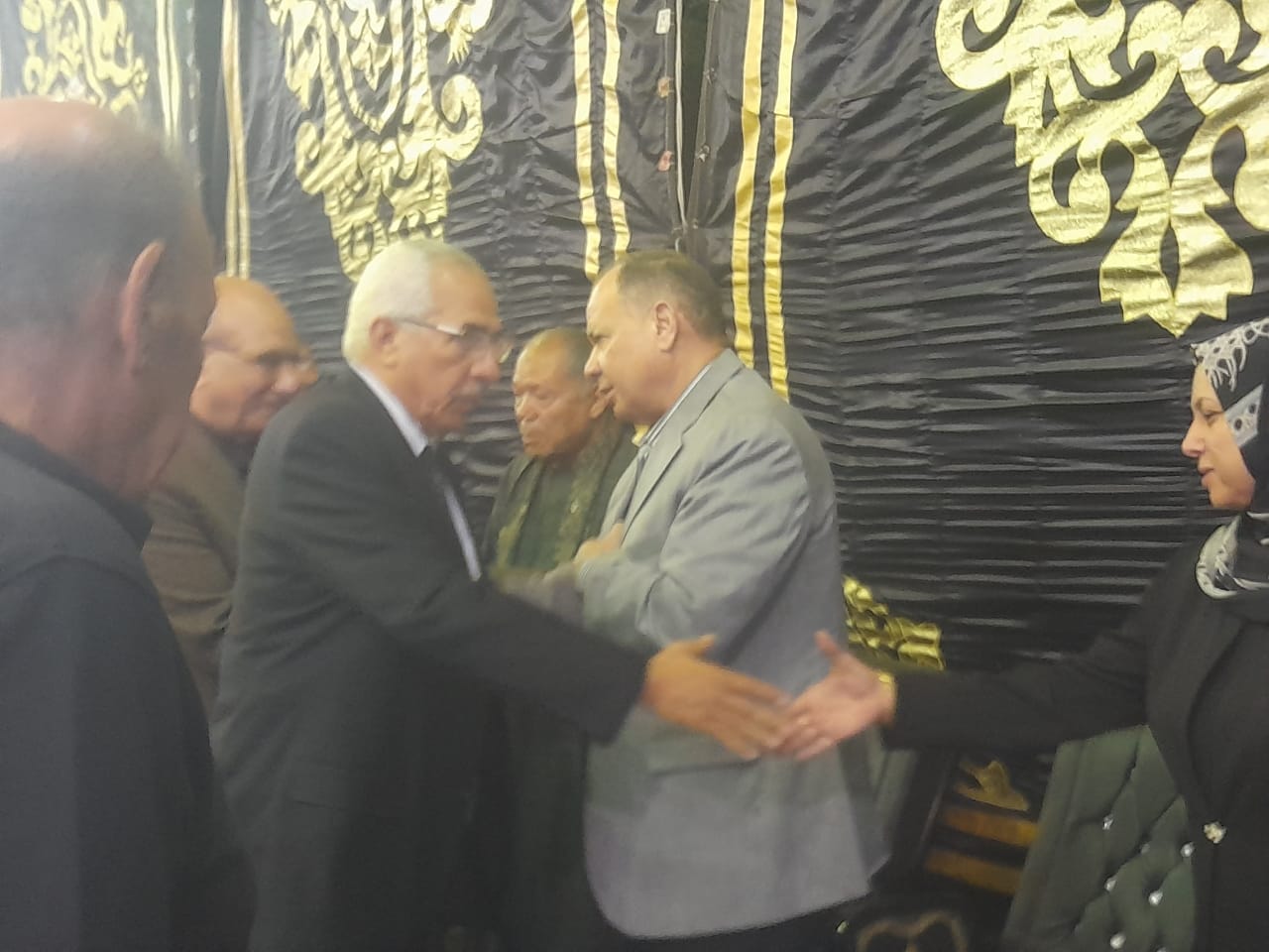 محافظ أسيوط يقدم العزاء فى والد النائبة 