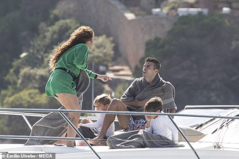 مصور يوثق إشكال بين شاكيرا وبيكيه أمام ابنيهما