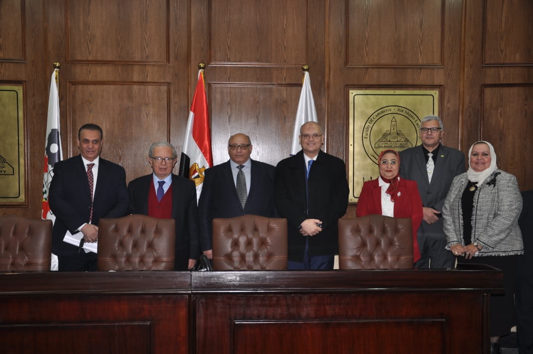 قاعات جديدة و دليل ارشادى للدراسات العليا بتجارة عين شمس