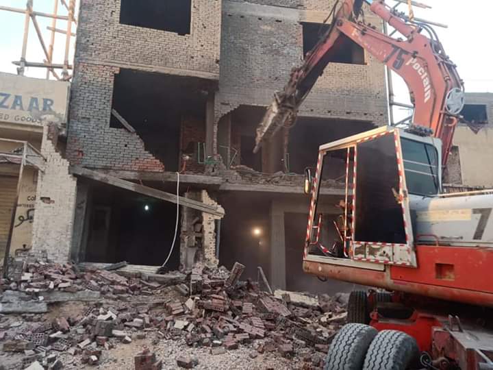 بالصور إزالة عقار مخالف بحرم الاهرامات تمهيدا لتطوير المنطقة 